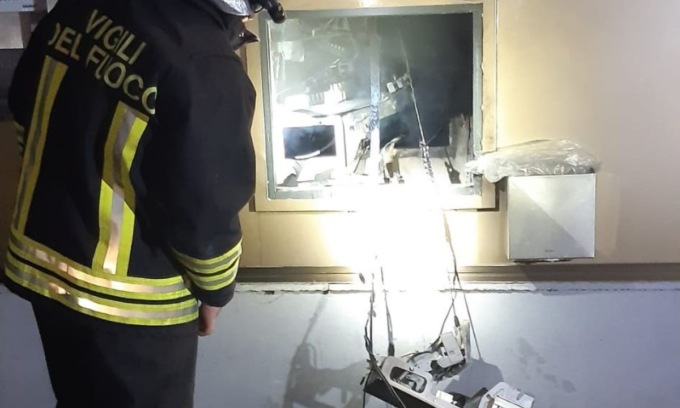 Esplosione nella notte a Vicenza, banditi assaltano un bancomat e scoppia un incendio