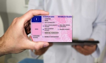 Supera l’esame per la patente con il punteggio massimo grazie a un arsenale elettronico nascosto