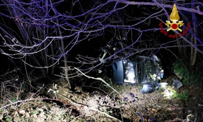 Auto esce di strada e si ribalta in un dirupo, ferito un bambino