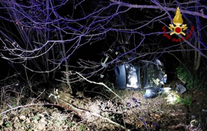 Auto esce di strada e si ribalta in un dirupo, ferito un bambino