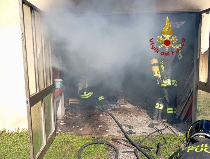 Prima l’esplosione, poi l’incendio: a fuoco un garage di Brogliano