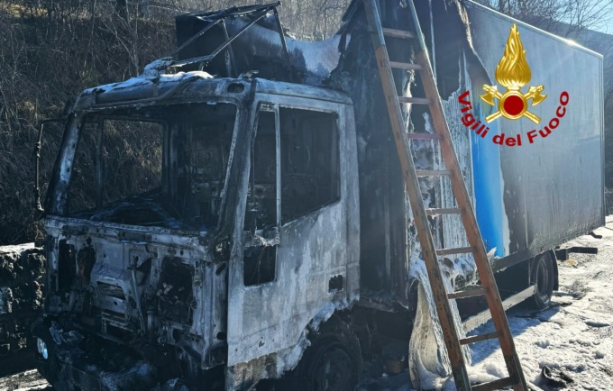 Il camion “boccheggia” sui tornanti e l’autista si ferma a controllare, autocarro a fuoco in pochi secondi
