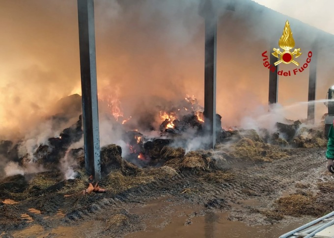 Maxi incendio nella notte in un capannone agricolo di 1.300 metri quadri a Rosà