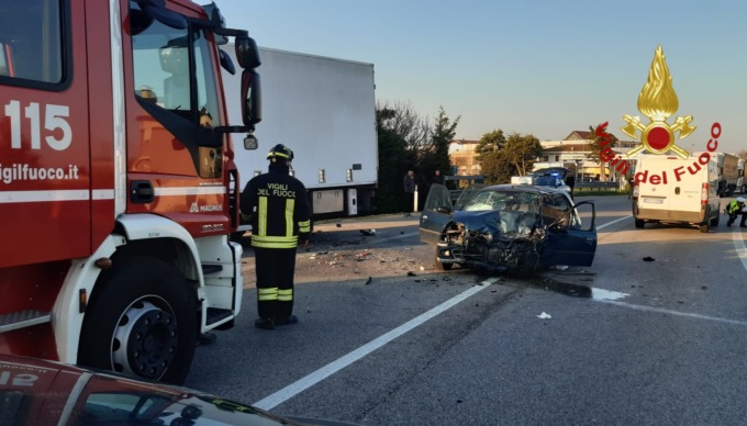 Feriti un bambino di pochi mesi ed i suoi genitori nello scontro tra un camion e la loro auto