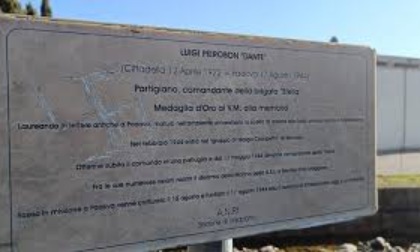 Svastica tracciata sulla targa commemorativa del partigiano Luigi Pierobon