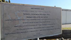 Svastica tracciata sulla targa commemorativa del partigiano Luigi Pierobon
