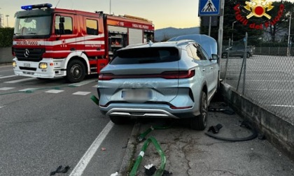 Ferita finendo con l'auto contro un palo dell'illuminazione