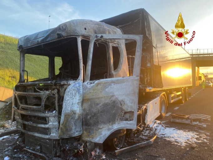 92.000 pulcini uccisi dalle esalazioni dell’incendio dell’impianto di aerazione del Tir che li trasportava
