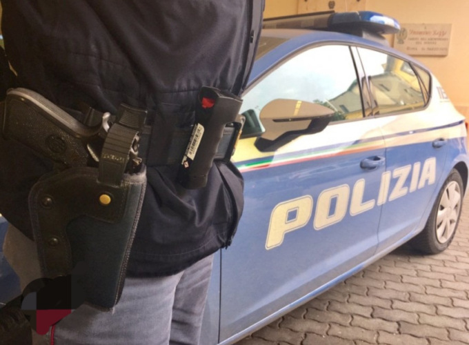 Esagitato in vena di danneggiamenti se la prende con autobus e bancomat