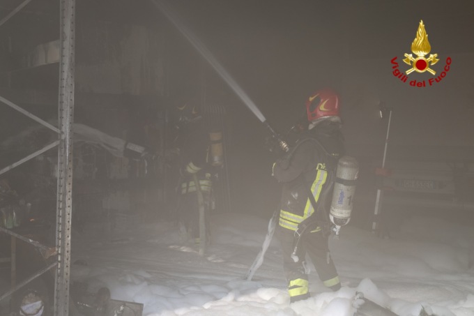 Incendio in un’azienda di catering, durante lo spegnimento scoppia una bombola di GPL