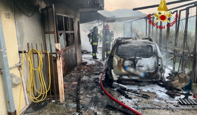Incendio sotto una tettoia a Castelgomberto: anziano intossicato e danni ingenti