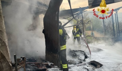 Vigili del fuoco in azione durante l'incendio a Castelgomberto