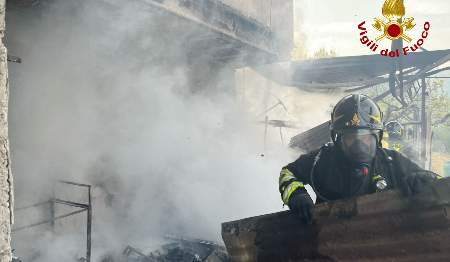 Vigili del fuoco in azione durante l'incendio a Castelgomberto