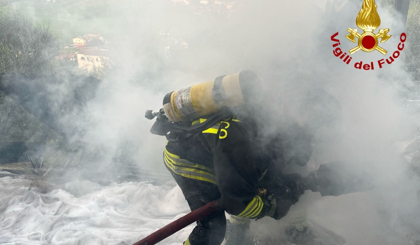 Vigili del fuoco in azione durante l'incendio a Castelgomberto