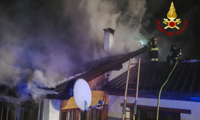 Incendio nella notte all’agriturismo Col Beretta sul Monte Grappa, fiamme si propagano sul tetto
