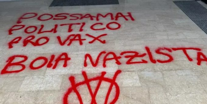 No-Vax, bomboletta rossa alla mano, ora attaccano il sindaco Possamai e la sede del Partito Democratico