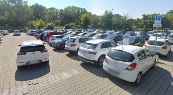 19enne danneggia e depreda 14 auto nel parcheggio di via Tasso usato dallo staff dell’ospedale San Bortolo