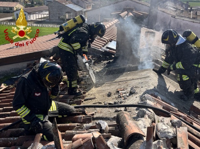 Incendio sul tetto in legno di un’abitazione a Sandrigo