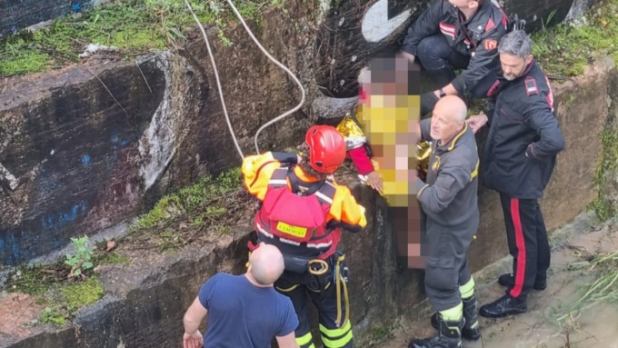 Bambina si allontana dalla mamma, scivola sull’argine del Leogra e rischia di cadere nel torrente