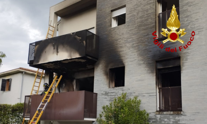 Incendio in un appartamento a Bassano, due donne salvate dal vicino