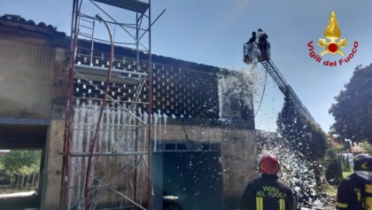 Incendio sul tetto di un ricovero attrezzi a Gambellara, poco dopo scoppia anche una bombola di GPL
