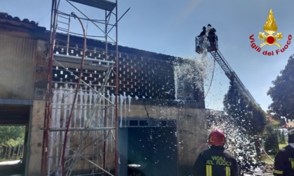 Incendio sul tetto di un ricovero attrezzi a Gambellara, poco dopo scoppia anche una bombola di GPL