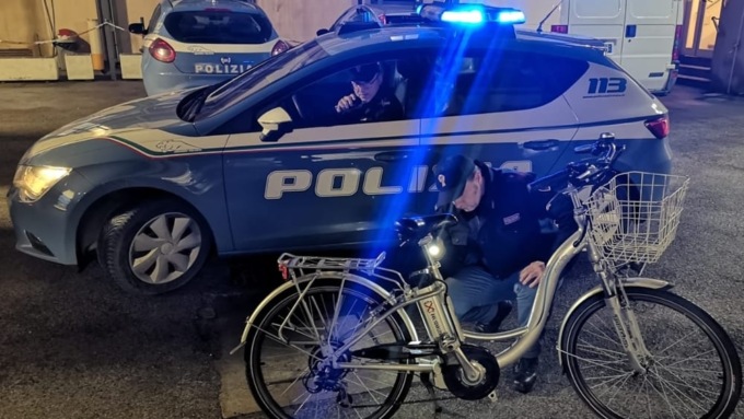 Fermato su una bici rubata con nello zaino anche un coltello e arnesi da scasso