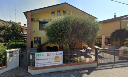 Educatrice dell'asilo controlla bimba un anno durante il riposino: non respirava già più