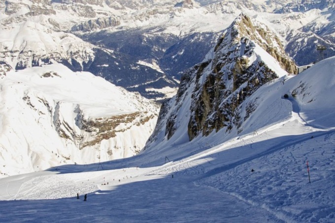 Valanga di grandi dimensioni in Marmolada coinvolge due scialpinisti: un ferito