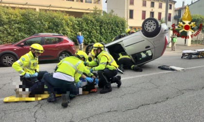Auto si ribalta dopo lo schianto contro un veicolo parcheggiato, feriti due anziani