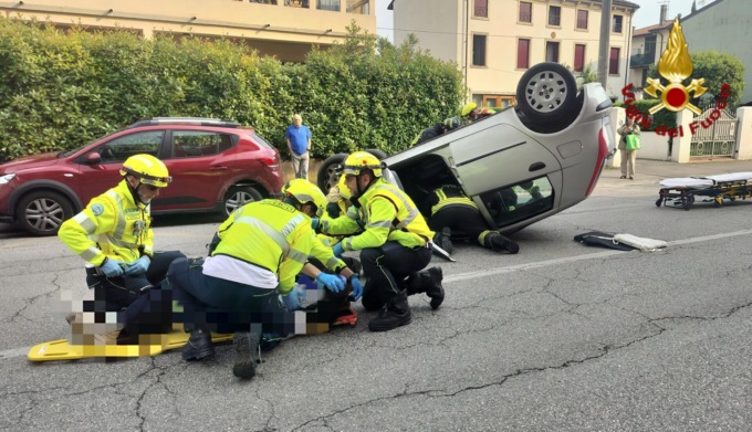 Auto si ribalta dopo lo schianto contro un veicolo parcheggiato, feriti due anziani