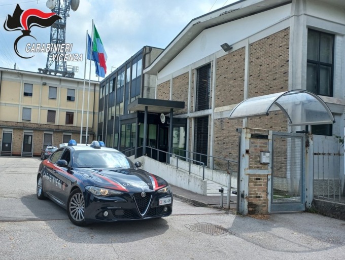 Allontanato da casa, continua ad importunare i famigliari e viene arrestato