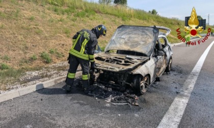 Auto a fuoco lungo la Superstrada Pedemontana vicino al casello di Colceresa-Breganze