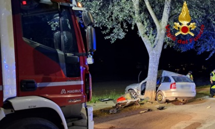 Perde il controllo dell'auto sulla strada delle Maddalene e si schianta contro un albero, ferito un 28enne