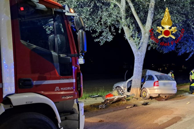 Perde il controllo dell’auto sulla strada delle Maddalene e si schianta contro un albero, ferito un 28enne