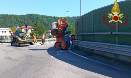 Rullo compressore cade da un camion alla rotatoria a Trissino