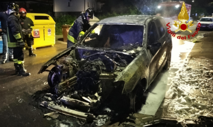 Auto in fiamme nella notte a Vicenza, danneggiato un secondo veicolo