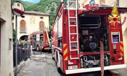 Durante i lavori di impermeabilizzazione, sottotetto in fiamme nella casa di corte