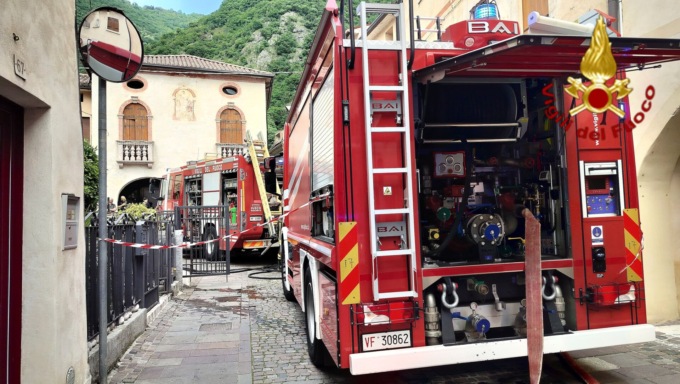 Durante i lavori di impermeabilizzazione, sottotetto in fiamme nella casa di corte