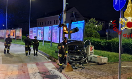 Vicenza, perde il controllo dell'auto e distrugge il semaforo: le immagini