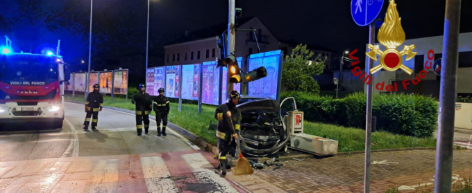 Vicenza, perde il controllo dell’auto e distrugge il semaforo: le immagini