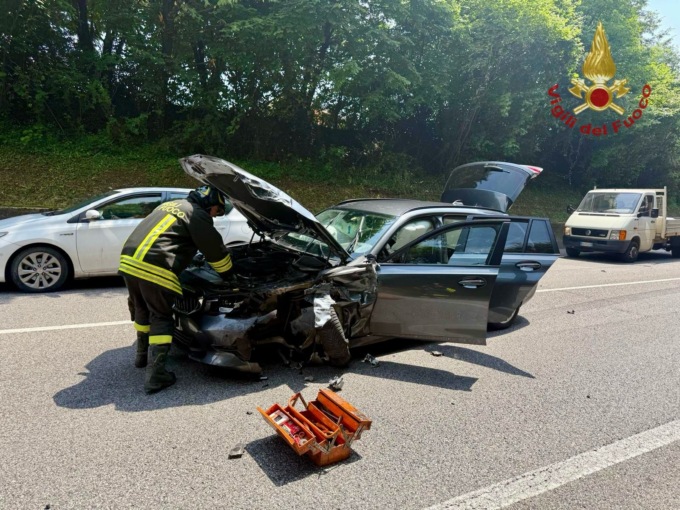 Scontro semi frontale tra due auto a Schio: feriti mamma e figlio
