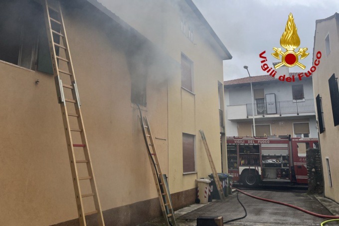 Incendio in abitazione a Bassano del Grappa, distrutti materassi e arredi
