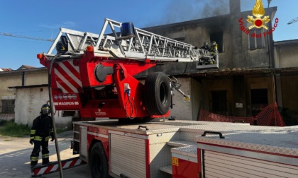 Fuoco e fiamme in un immobile disabitato in viale Martiri X a Vicenza: vigili del fuoco al lavoro il 1° Maggio