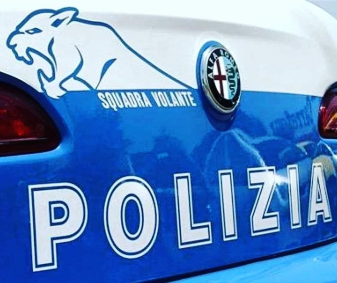 Scappa dalla Polizia, ma viene bloccato: per scamparla nasconde in bocca 62 ovuli di cocaina