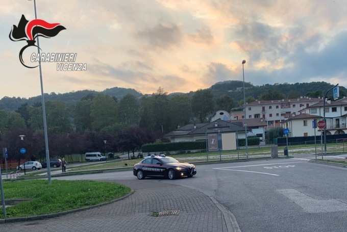 Arrestato un 61enne per detenzione di armi clandestine: pistole a matricola abrasa, Kalashnikov e fucili da caccia modificati
