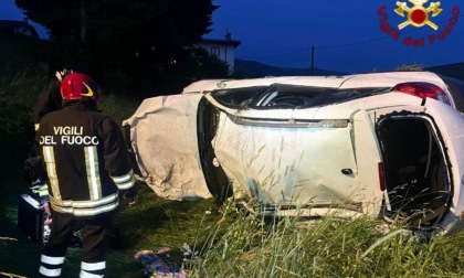 Auto esce di strada e si ribalta sul lato in una scarpata