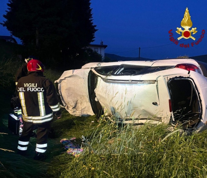 Auto esce di strada e si ribalta sul lato in una scarpata