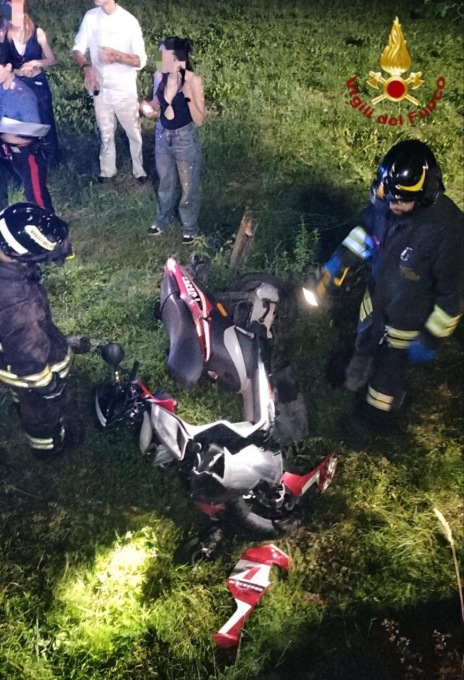Scooter esce di strada nella notte a Nogarole Vicentino: ci sono due feriti, uno è grave