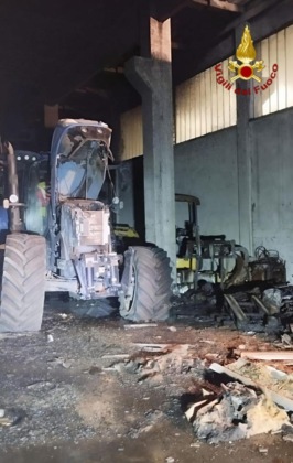 A fuoco un deposito di attrezzi e mezzi agricoli
